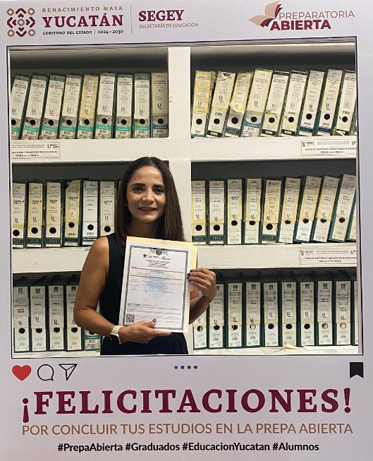 Alumna de CETSY con su certificado de Preparatoria Abierta de la SEP