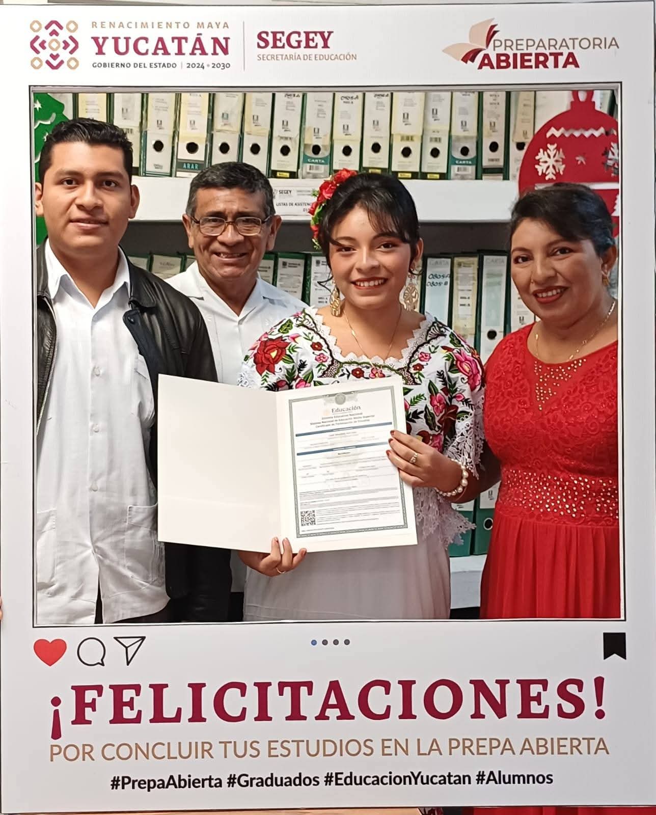 Graduada de Prepa Abierta con su familia y la dirección del colegio CETSY